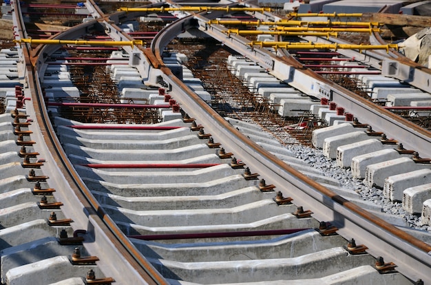 Fragment van tramrails in het stadium van hun installatie en