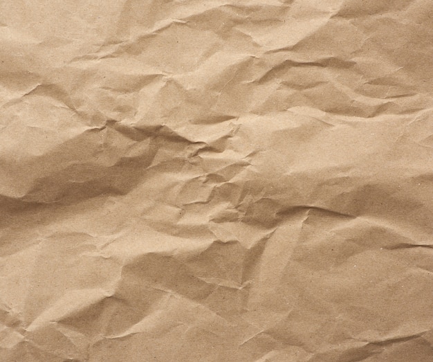 Fragment van verfrommeld blanco vel bruin inpakpapier van kraftpapier