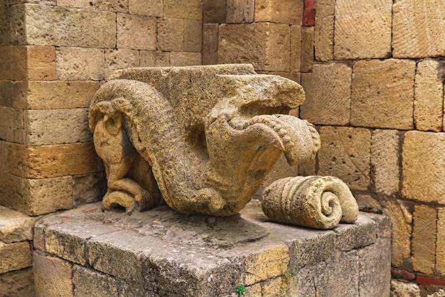 Fragmenten van een drakenstandbeeld bij de ingang van het paleis van de sjah in de citadel van Derbent