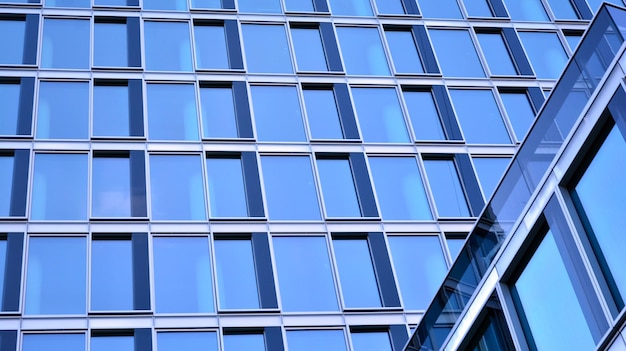 Fragmenten van een gebouw in het zakendistrict van de moderne stad Een hoog kantoorgebouw in het centrum