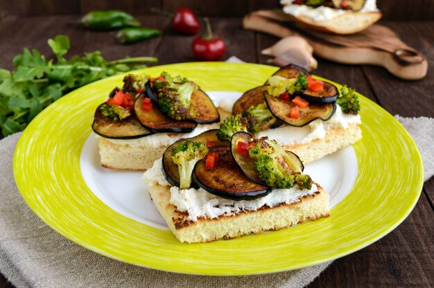 Fragrant Bruschetta with feta cheese, slices of eggplant and broccoli grilled.