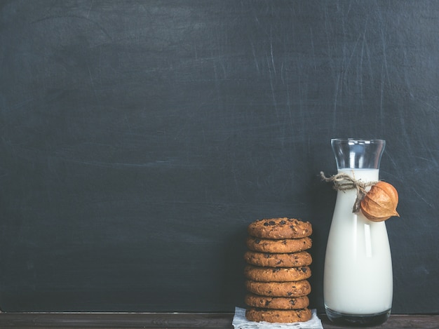 Biscotti profumati e latte fresco