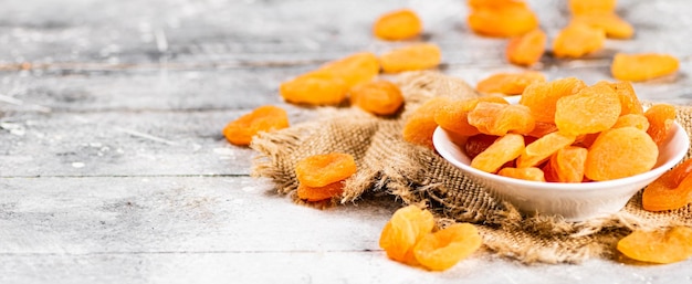 Photo fragrant dried apricots in a bowl on the table