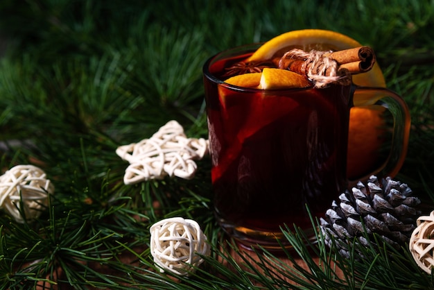 写真 クリスマスの休日の背景に、ガラスのマグカップに香り高いホット ワイン。