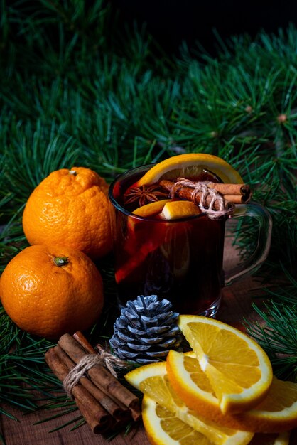 Vin brulé profumato, spezie e mandarini su un albero di natale