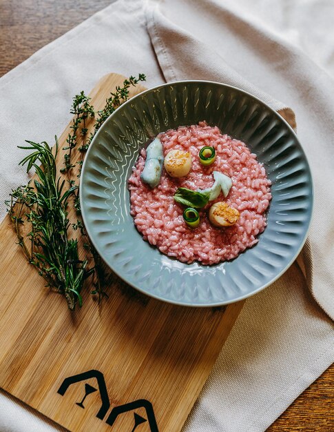 Foto fragrante risotto rosa con capesante e calamari