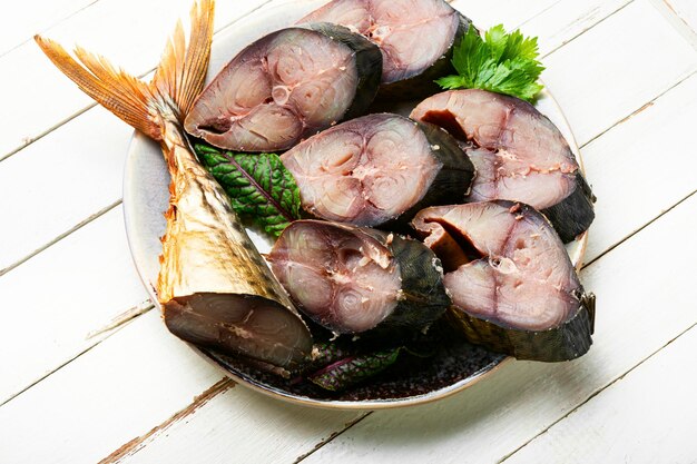 香辛料で燻製した香ばしいマグロのサバ。塩漬けのサバのかけら