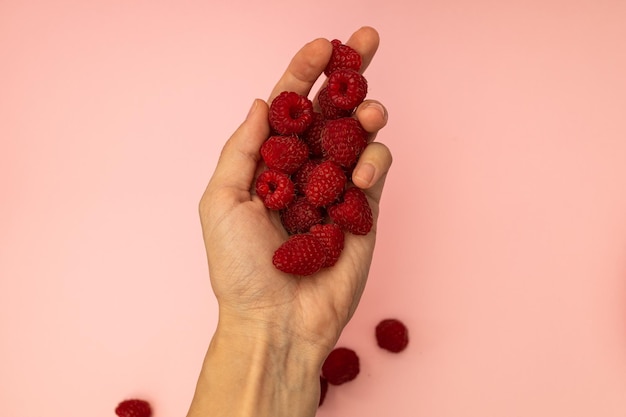 Framboos op een roze achtergrond