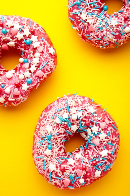 Frambozen donut met suikerglazuur op een geel