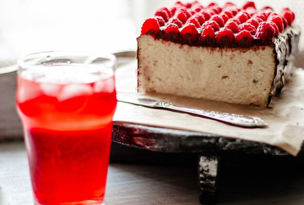 Frambozen in chocolade op een cheesecak Zelfgemaakt eten Retro