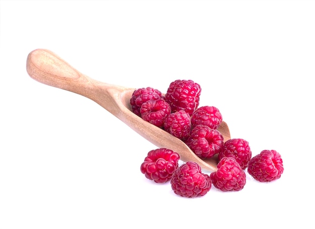 Frambozen in een houten lepel. Rood fruit hoge vitamine A voor een goede gezondheid.