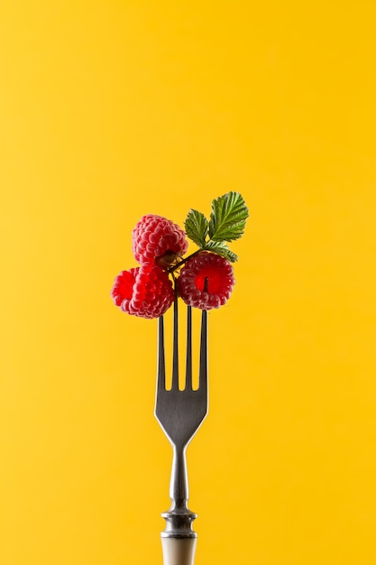 Frambozen op vork. Zomer eten