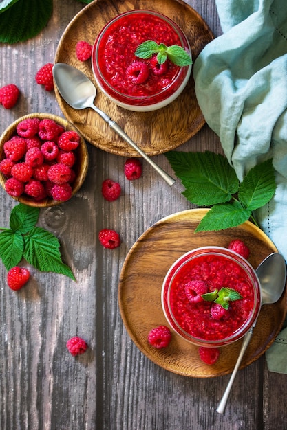 Frambozen Panna cotta met frambozengelei Italiaans dessert huisgemaakte keuken Bovenaanzicht Kopieer de ruimte