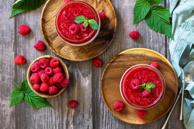 Frambozen Panna cotta met frambozengelei Italiaans dessert huisgemaakte keuken Bovenaanzicht