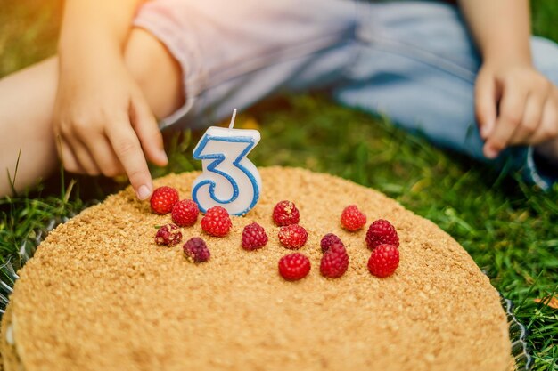 Frambozencake voor een close-up van een driejarig kind