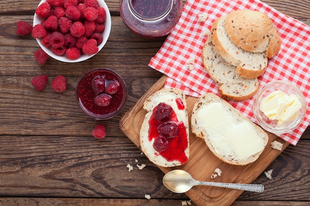 Frambozenjam op sneetjes brood