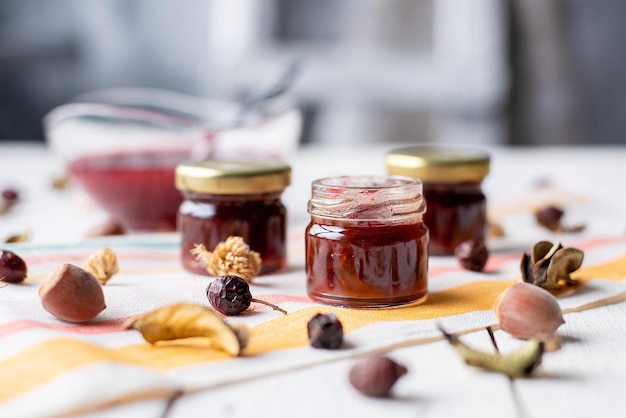 Frambozenjam op tafel een potje rode marmelade op een lichtgekleurde stof