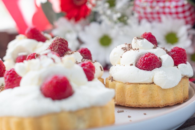 Frambozenkoekje en roomdessert zoet dessert met frambozencake brownie