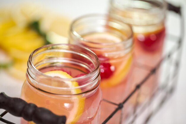 Frambozenlimonade in het drinken van mason jars op een witte tafel.