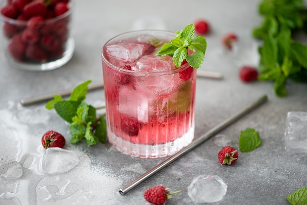 Frambozenlimonade met verse munt en ijs in een glas