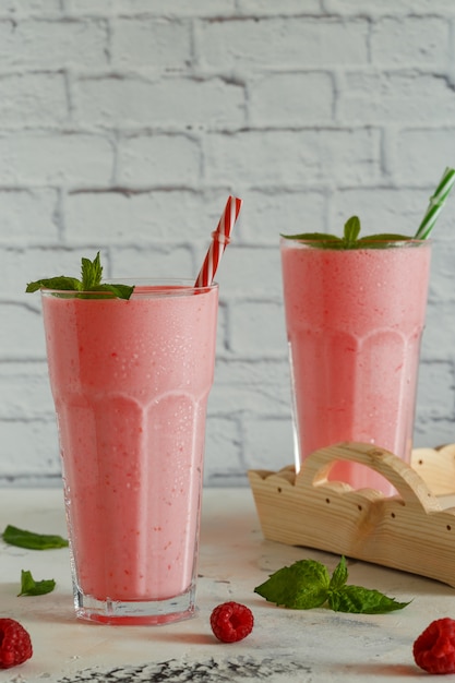 Frambozenmilkshake met munt en rietjes