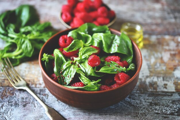 Frambozensalade met basilicum