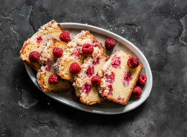 Frambozentaart is een heerlijk zomers dessert op een donkere achtergrond bovenaanzicht