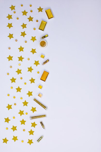 Foto bordo della cornice realizzato con glitter scintillanti e vernice dorata per decorare arte e prodotti fatti a mano scintille scintillanti su un bianco