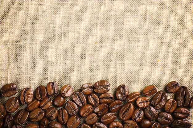 色荒布の背景にコーヒー豆のフレーム