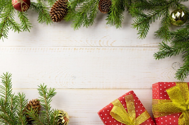 Foto cornice da rami di un albero di natale con un posto vuoto per il testo.