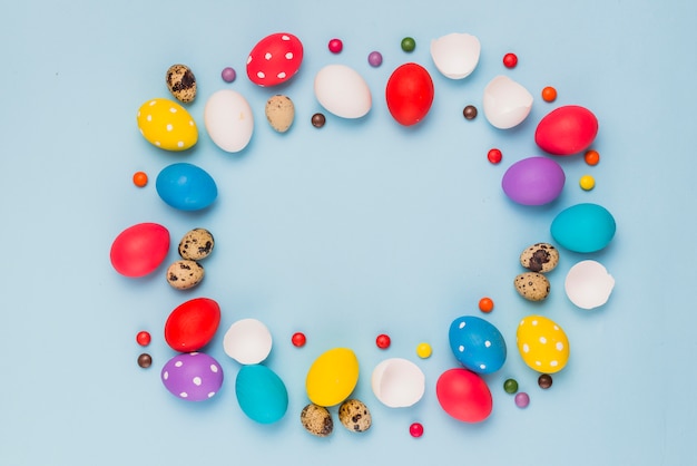 Foto telaio da uova di pasqua e caramelle sul tavolo