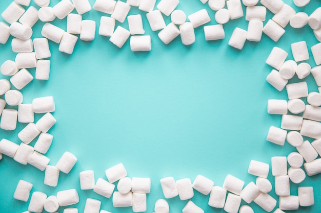 Foto frame gemaakt van marshmallows achtergrond. het concept van kindertijd