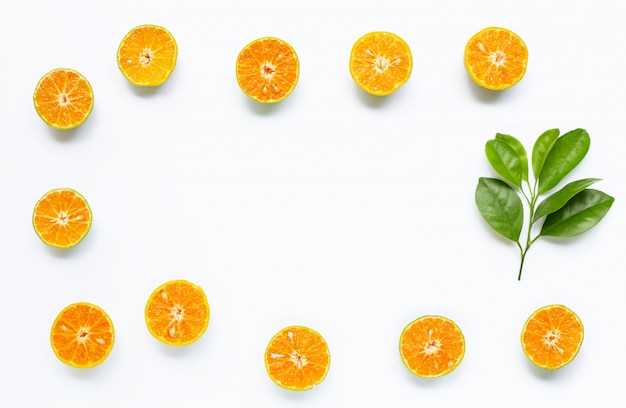 Frame gemaakt van verse sinaasappel op wit