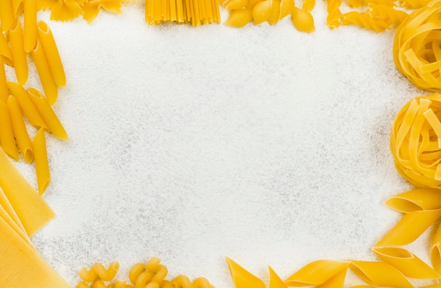 Foto cornice di pasta italiana con copia-spazio