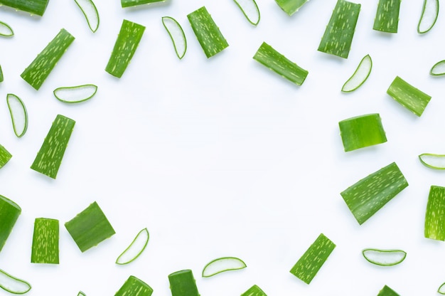 La struttura fatta di aloe vera ha tagliato i pezzi con le fette su bianco.