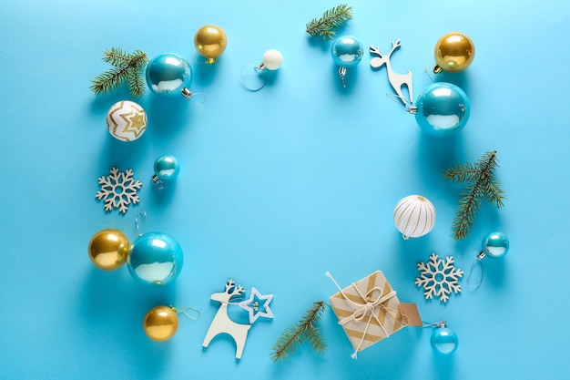 Cornice realizzata con decorazioni natalizie su blu