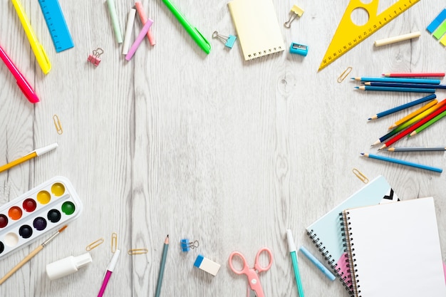 Pagina fatta dei rifornimenti di scuola, fondo dello spazio della copia, vista superiore. torna al concetto di scuola.