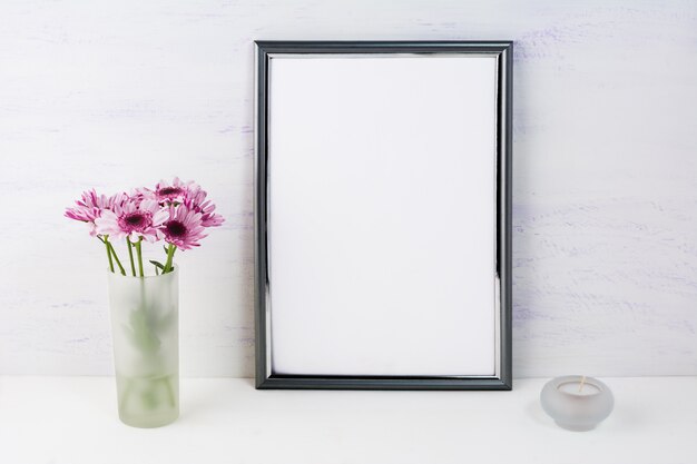 Frame met lila madeliefjes