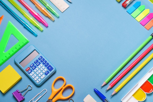 Frame met schoolbenodigdheden op een witte achtergrond Flat dip bovenaanzicht