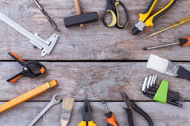 Frame met verschillende hulpmiddelen van de bouw op houten achtergrond