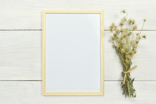 Frame mockup met droge bloem aan de zijkant.