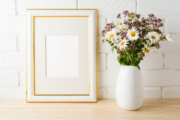 Mockup di cornice con bouquet di fiori selvatici