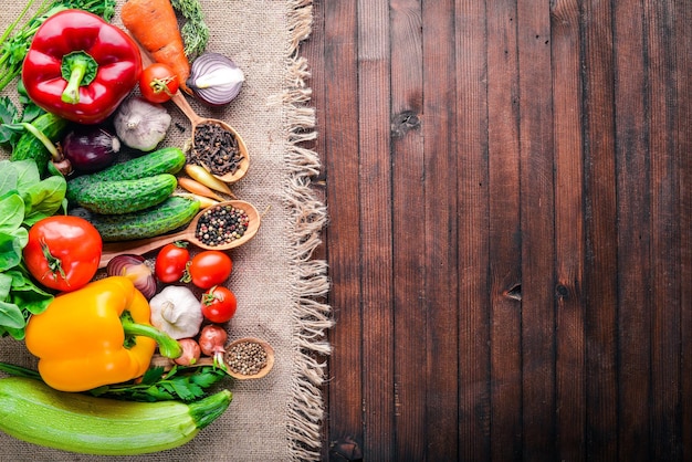 有機食品のフレーム新鮮な生野菜とスパイス木製の黒板に