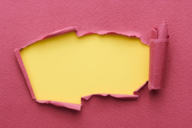 破れたエッジを持つ破れた紙のフレーム コピー スペースを持つテキスト用のウィンドウ黄色バーガンディ赤の色ノート ページの細断抽象的な背景