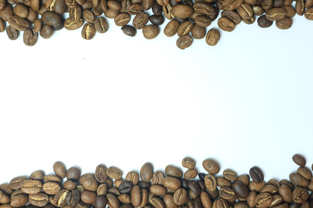 흰색으로 분리된 볶은 커피 콩의 프레임은 배경이나 질감으로 사용할 수 있습니다.