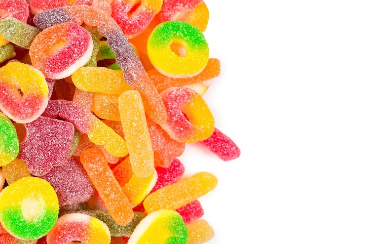 Foto frame van diverse gummy snoepjes geïsoleerd op wit. bovenaanzicht. ruimte voor tekst of ontwerp.