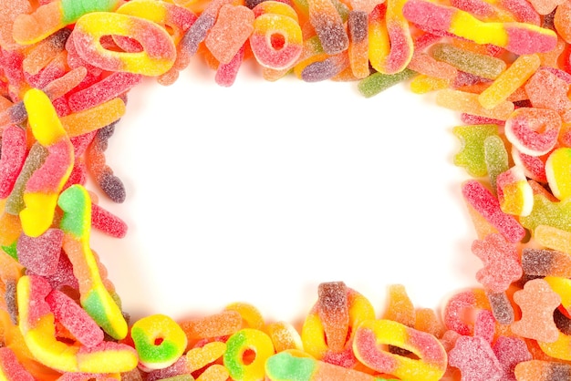 Frame van diverse gummy snoepjes geïsoleerd op wit Bovenaanzicht Ruimte voor tekst of ontwerp