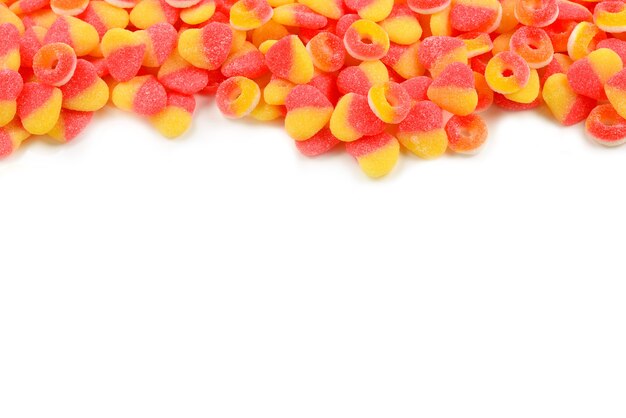Frame van diverse gummy snoepjes geïsoleerd op wit. Bovenaanzicht. Ruimte voor tekst of ontwerp.