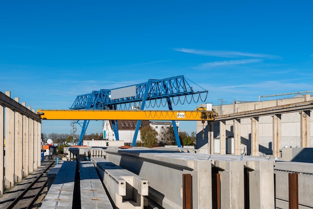 Frame van een industrieel betonnen gebouw in aanbouw Bovenloopkraan op de achtergrond