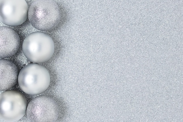 Frame van kerstballen op een zilveren glinsterende achtergrond